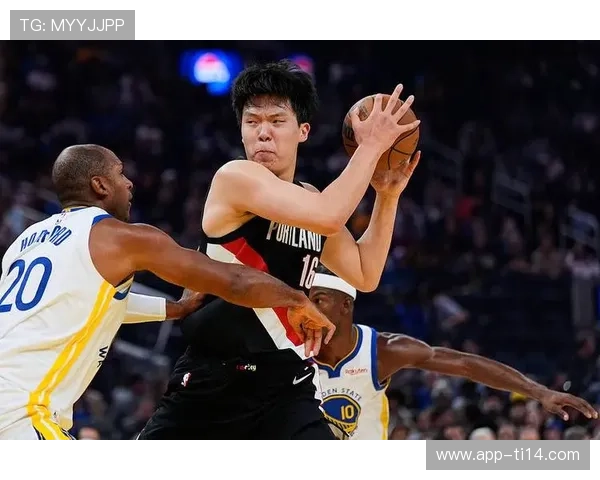 杨瀚森命中生涯第二记三分，替补席欢呼雀跃