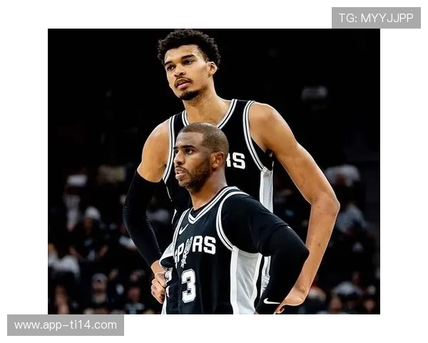 文班亚马剃光头明志，马刺主场大胜雄鹿提振士气