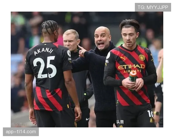 特写：镜头捕捉：瓜迪奥拉对斯通斯失误摊手，旋即向场上呼喊